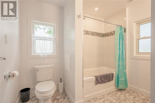 1993 Yonge Street, Sarnia, ON - Indoor Photo Showing Bathroom