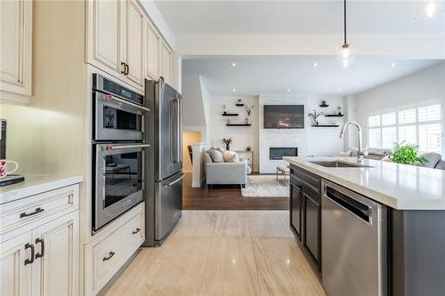 28 Columbus Gate, Stoney Creek, ON - Indoor Photo Showing Kitchen With Upgraded Kitchen