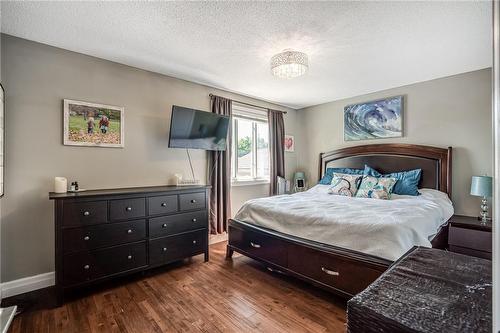 30 Crystal Court, Hamilton, ON - Indoor Photo Showing Bedroom