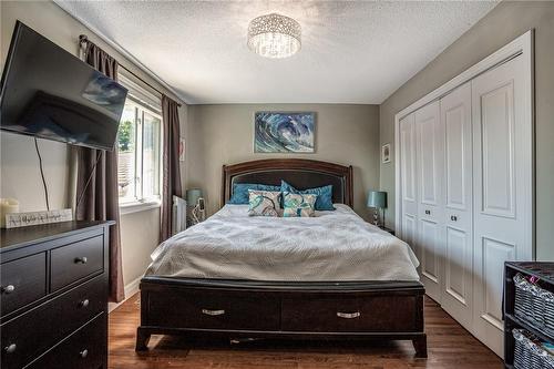 30 Crystal Court, Hamilton, ON - Indoor Photo Showing Bedroom