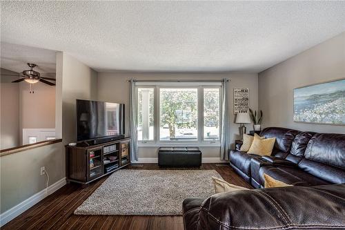 30 Crystal Court, Hamilton, ON - Indoor Photo Showing Living Room