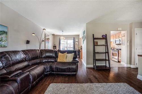 30 Crystal Court, Hamilton, ON - Indoor Photo Showing Living Room