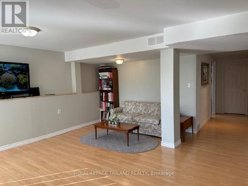 75 Loggers Grove, London, ON - Indoor Photo Showing Living Room