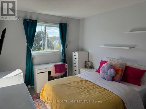 75 Loggers Grove, London, ON - Indoor Photo Showing Bedroom