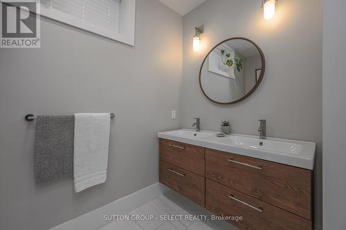 185 Commissioners Road E, London, ON - Indoor Photo Showing Bathroom