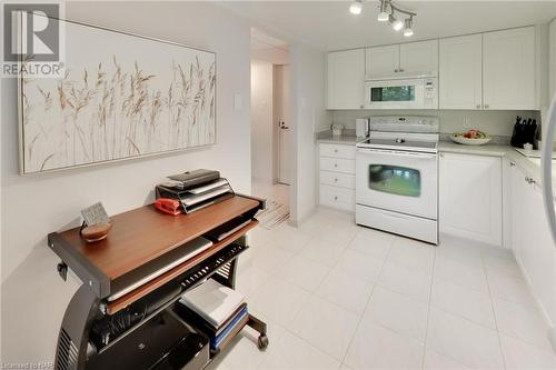 65 Harbour Square Unit# 807, Toronto, ON - Indoor Photo Showing Kitchen