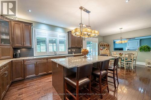 31 Plunkett Court, Barrie (Innis-Shore), ON - Indoor Photo Showing Kitchen With Upgraded Kitchen