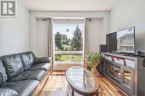 43 Bates Court, Barrie (Painswick North), ON - Indoor Photo Showing Living Room