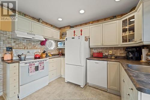 8950 Broderick Road, Lasalle, ON - Indoor Photo Showing Kitchen