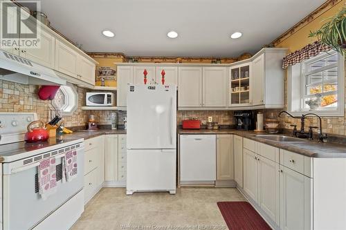 8950 Broderick Road, Lasalle, ON - Indoor Photo Showing Kitchen