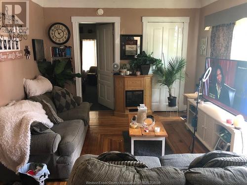 491 Church Street, Windsor, ON - Indoor Photo Showing Living Room