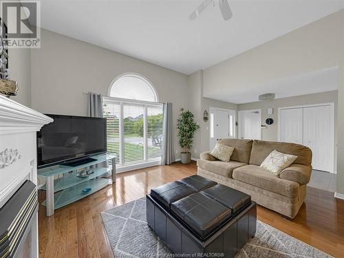 820 Green Valley Drive, Tecumseh, ON - Indoor Photo Showing Living Room