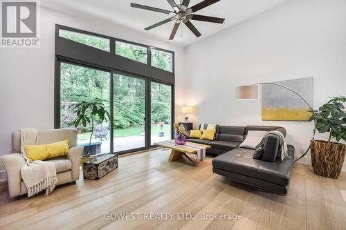 344 Dalewood Drive, Oakville, ON - Indoor Photo Showing Living Room