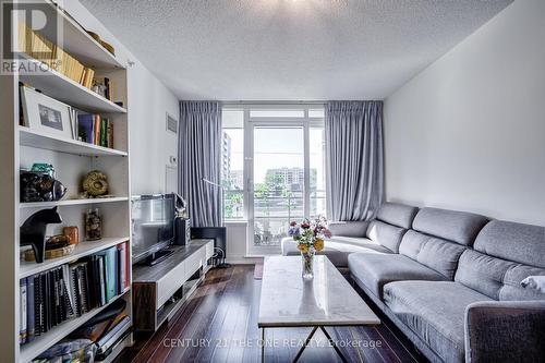 202 - 372 Highway 7 Road E, Richmond Hill, ON - Indoor Photo Showing Living Room