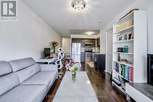 202 - 372 Highway 7 Road E, Richmond Hill, ON - Indoor Photo Showing Living Room