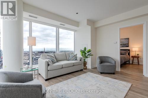 4007 - 28 Freeland St. Street, Toronto, ON - Indoor Photo Showing Living Room