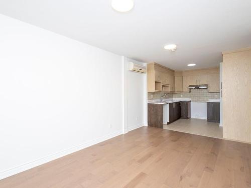 Living room - 313-8960 Boul. St-Michel, Montréal (Villeray/Saint-Michel/Parc-Extension), QC - Indoor Photo Showing Kitchen