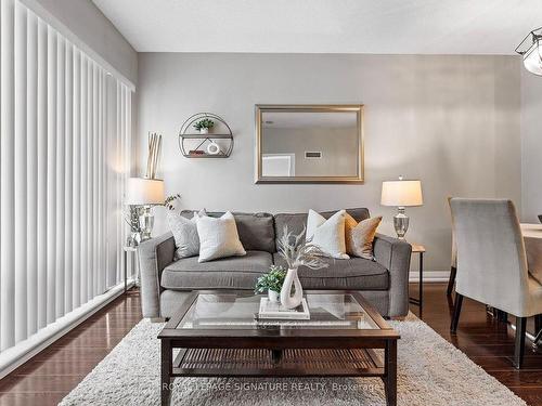 306-1121 Bay St, Toronto, ON - Indoor Photo Showing Living Room