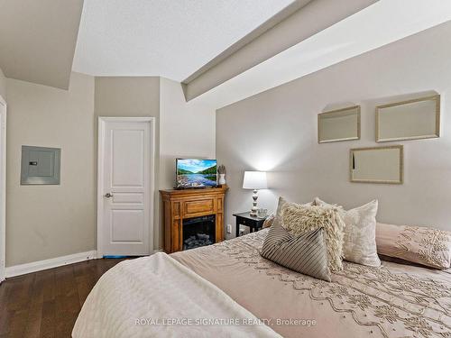 306-1121 Bay St, Toronto, ON - Indoor Photo Showing Bedroom