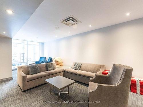 306-1121 Bay St, Toronto, ON - Indoor Photo Showing Living Room