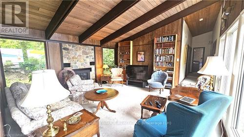 100 Whippoorwill Road, Northern Bruce Peninsula, ON - Indoor Photo Showing Living Room