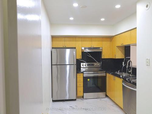 1145-5 Everson Dr, Toronto, ON - Indoor Photo Showing Kitchen With Double Sink