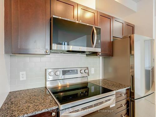 217-3525 Kariya Dr, Mississauga, ON - Indoor Photo Showing Kitchen