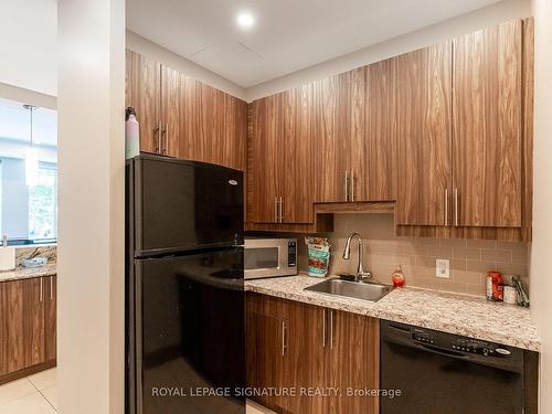 217-3525 Kariya Dr, Mississauga, ON - Indoor Photo Showing Kitchen