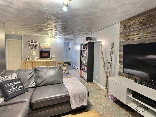 Salle familiale - 922 Rue Carpentier, Amos, QC - Indoor Photo Showing Living Room With Fireplace