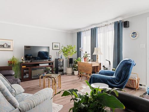 Living room - 189  - 191 Rue St-Louis, Beaupré, QC - Indoor Photo Showing Living Room