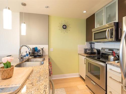 530-2745 Veterans Memorial St, Langford, BC - Indoor Photo Showing Kitchen With Double Sink