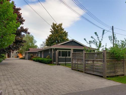 3905A Cadboro Bay Rd, Saanich, BC 