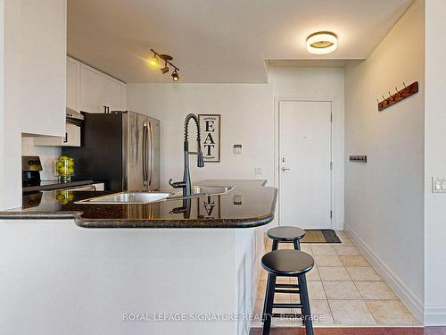 3107-21 Hillcrest Ave, Toronto, ON - Indoor Photo Showing Kitchen