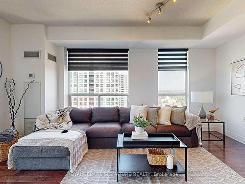 3107-21 Hillcrest Ave, Toronto, ON - Indoor Photo Showing Living Room