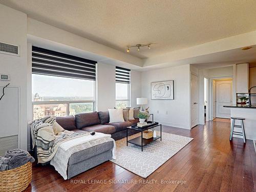 3107-21 Hillcrest Ave, Toronto, ON - Indoor Photo Showing Living Room