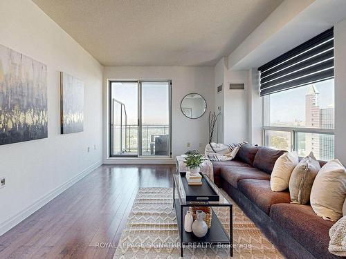 3107-21 Hillcrest Ave, Toronto, ON - Indoor Photo Showing Living Room