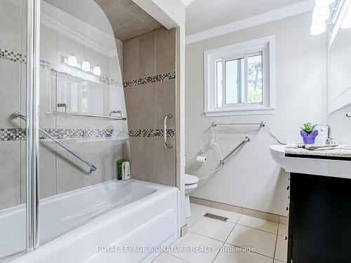 809 Annes St, Whitby, ON - Indoor Photo Showing Bathroom