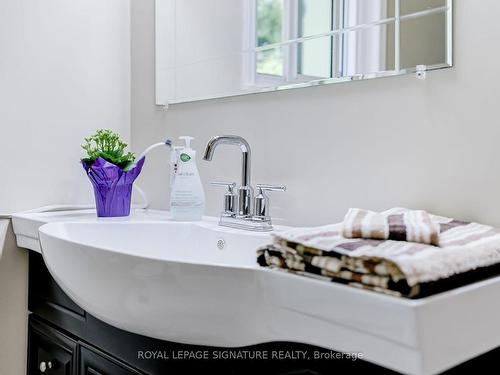 809 Annes St, Whitby, ON - Indoor Photo Showing Bathroom