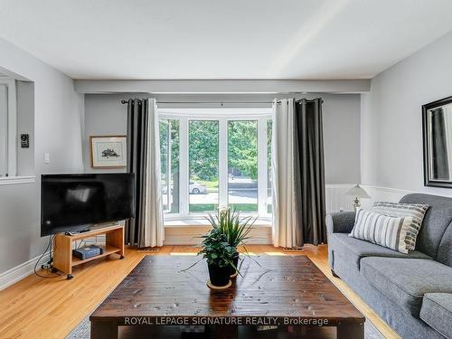 809 Annes St, Whitby, ON - Indoor Photo Showing Living Room