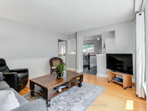 809 Annes St, Whitby, ON - Indoor Photo Showing Living Room