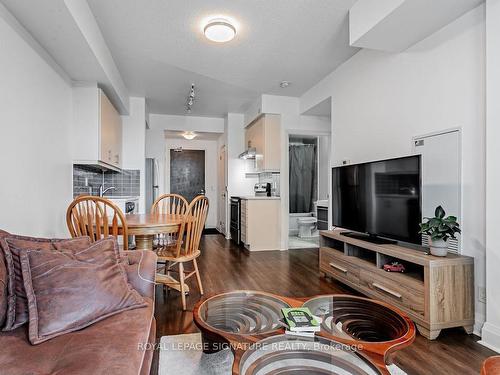 412-17 Zorra St, Toronto, ON - Indoor Photo Showing Living Room