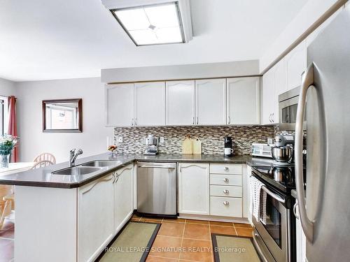 5786 Mersey St, Mississauga, ON - Indoor Photo Showing Kitchen With Double Sink With Upgraded Kitchen