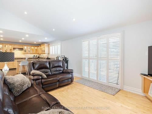 762 Vermouth Ave, Mississauga, ON - Indoor Photo Showing Living Room