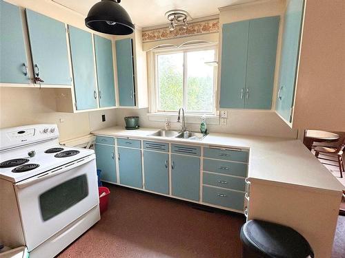 7647 Hwy 11/17, Kaministiquia, ON - Indoor Photo Showing Kitchen With Double Sink