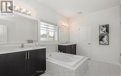 28 Ezra Crescent, Brampton (Northwest Brampton), ON - Indoor Photo Showing Bathroom