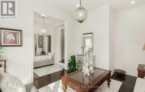 28 Ezra Crescent, Brampton (Northwest Brampton), ON - Indoor Photo Showing Living Room