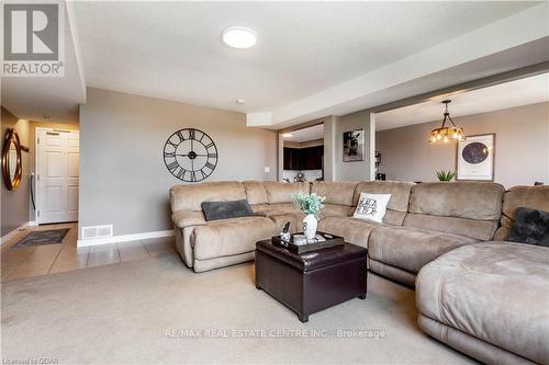 202 - 904 Paisley Road, Guelph, ON - Indoor Photo Showing Living Room