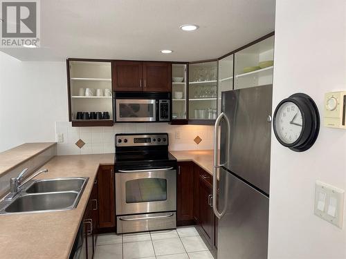 7600 Cottonwood Drive Unit# 64, Osoyoos, BC - Indoor Photo Showing Kitchen With Double Sink