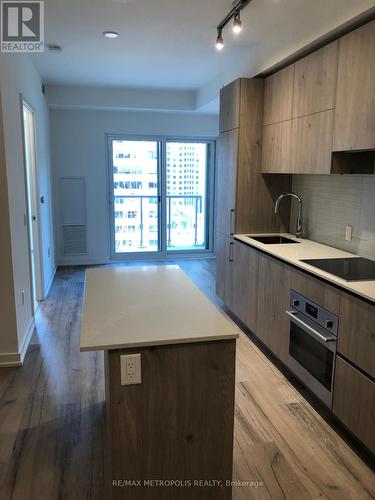 912 - 1 Yorkville Avenue, Toronto (Annex), ON - Indoor Photo Showing Kitchen