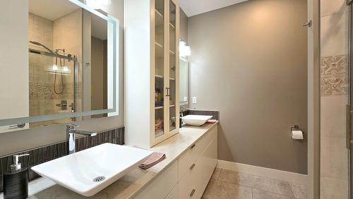 8-7373 Brooks Lane, Vernon, BC - Indoor Photo Showing Bathroom